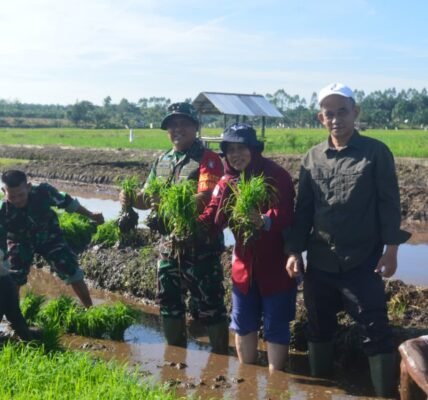 Dandim 1014/Pbn Letkol Inf Makin S.Sos., M.I.P. bersama Kabid PSP Ibu Noreti, Kabid Tanaman Pangan Bapak H. Iskandar