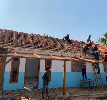 Genteng Terpasang, Rumah Bu Tini Kian Mendekati Hunian Layak Berkat Satgas TMMD ke-129 Kodim 0813/Bojonegoro
