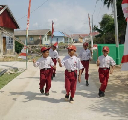Ceria Anak-Anak Polewali Nikmati Jalan Rabat Beton Hasil TMMD