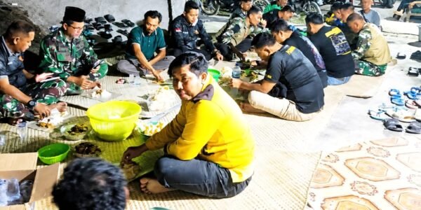 Kemanunggalan TNI-Rakyat: Warga Kesongo Gelar Makan Bersama Rayakan Kesuksesan TMMD 129 Bojonegoro   BOJONEGORO, – Berakhirnya rangkaian pembangunan melalui program TNI Manunggal Membangun Desa (TMMD) ke-129 Kodim 0813/Bojonegoro di Desa Kesongo, Kecamatan Kedungadem, Kabupaten Bojonegoro, disambut penuh rasa syukur oleh masyarakat.  Sebagai ungkapan kebahagiaan atas rampungnya berbagai sasaran fisik dan nonfisik, warga Desa Kesongo bersama personel Satgas TMMD menggelar acara tasyakuran dan makan bersama yang berlangsung hangat pada Rabu (12/8/2026) malam.  Momentum ini sekaligus menjadi bentuk tali kasih dan perpisahan manis masyarakat kepada para prajurit TNI yang telah hampir sebulan membaur demi memajukan desa mereka.  Salah satu wilayah yang merasakan dampak langsung dari program ini adalah Dusun Mundu.  Kepala Dusun Mundu, Hartono, menyampaikan rasa bangganya atas kekompakan warga yang secara swadaya menginisiasi acara ramah tamah ini bersama TNI.  “Alhamdulillah, kami sangat bersyukur. Masyarakat Mundu kompak sehingga tasyakuran ini bisa terlaksana. Kami juga mewakili masyarakat menyampaikan terima kasih kepada bapak-bapak TNI yang sudah membangun dusun kami. Kehadiran Satgas tidak hanya membawa perubahan fisik, tetapi juga mempererat hubungan emosional antara TNI dan rakyat,” ujar Hartono.  Senada dengan itu, Kepala Desa Kesongo, Kusnadi, menegaskan bahwa selesainya seluruh target TMMD tepat waktu merupakan kabar yang sangat membahagiakan bagi seluruh kelangsungan aktivitas warga.  “TMMD ini memberikan banyak manfaat nyata bagi Desa Kesongo. Kami bersyukur pembangunan dapat diselesaikan sesuai target dan tepat waktu. Ini tidak lepas dari kerja keras Satgas TMMD dan dukungan penuh dari gotong royong masyarakat,” tutur Kusnadi.  Di tempat yang sama, Komandan Satuan Setingkat Kompi (SSK) Satgas TMMD Kodim 0813 Bojonegoro, Lettu Ckm Purnomo, yang hadir langsung di tengah-tengah warga, memberikan apresiasi tinggi terhadap antusiasme masyarakat setempat.  “Yang paling penting adalah bagaimana pembangunan ini bisa selesai sesuai waktu yang ditentukan dan manfaatnya langsung dirasakan masyarakat. Semua ini bisa terwujud karena adanya kemitraan, gotong royong, dan dukungan warga yang luar biasa,” ungkap Lettu Ckm Purnomo.  Ia menambahkan, selama program berjalan, warga Kesongo bukan sekadar menjadi penonton, melainkan aktor utama yang aktif membantu menyukseskan pembangunan.  Acara tasyakuran yang dikemas dalam suasana lesehan sederhana ini menjadi potret nyata dari semboyan kemanunggalan TNI bersama rakyat.  Bagi warga Kesongo, tuntasnya TMMD ke-129 ini menjadi babak baru untuk memanfaatkan fasilitas yang ada demi mendongkrak roda perekonomian dan kemajuan desa ke depan.