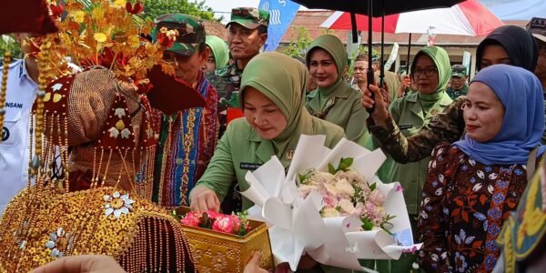 Ketua Persit KCK Dampingi Pangdam II/Sriwijaya Tutup TMMD ke-129 di Desa Deniang