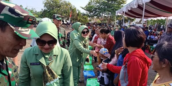 Bantuan untuk Warga Desa Deniang, Pangdam II/Sriwijaya dan Ketua Persit Hadir Berbagi Kebahagiaan