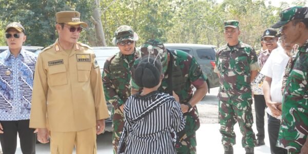 Penghormatan Spesial, Kolonel Arm Beny Terima Syal Tradisional dari Warga Tlemang
