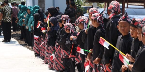 Antusiasme Warga Tlemang Menyambut Kehadiran Kolonel Beny dan Forkopimda
