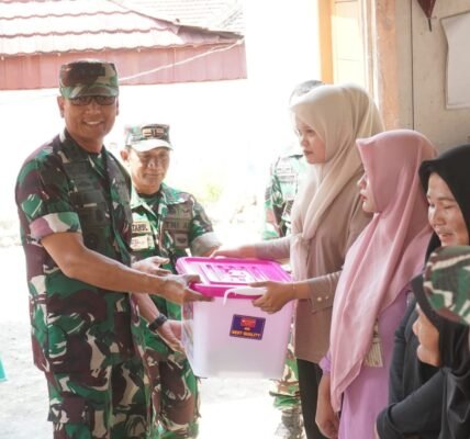 Kolonel Beny Serahkan Bantuan Sembako dan Hunian Baru untuk Warga Sumber Keberhasilan TMMD