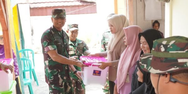 Bupati Lamongan Dorong Semangat Baru Melalui Penyerahan Sembako dan RTLH TMMD