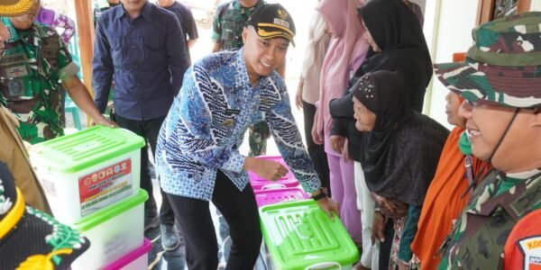 Wakil Bupati Lamongan Hadiri Penyerahan Sembako untuk Warga RTLH TMMD 129