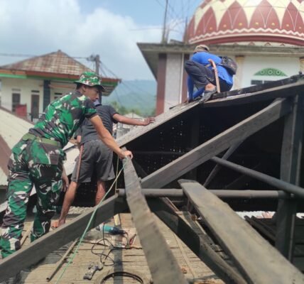 Keterlibatan TNI dalam Merenovasi Rumah Warga Citorek Barat untuk Kesejahteraan Keterlibatan TNI dalam Merenovasi Rumah Warga Citorek Barat untuk Kesejahteraan