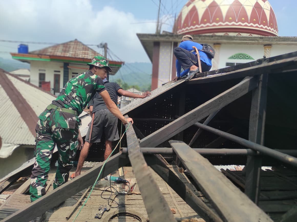 Keterlibatan TNI dalam Merenovasi Rumah Warga Citorek Barat untuk Kesejahteraan