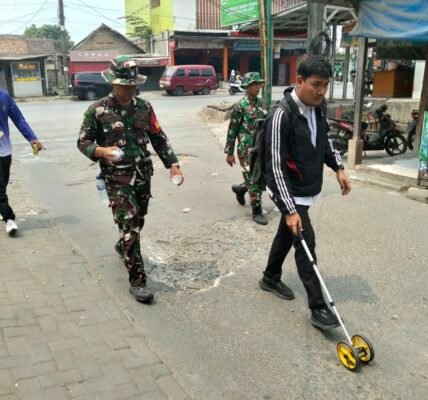 Serka Wahyono Pantau Proses Pengukuran Jalan TMMD di Desa Sumur Bandung