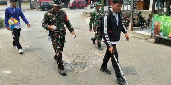 Serka Wahyono Pantau Proses Pengukuran Jalan TMMD di Desa Sumur Bandung