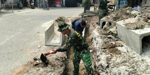 Satgas TMMD ke-130 Akselerasi Pembangunan Desa Sumur Bandung Lewat Pengerjaan Parit
