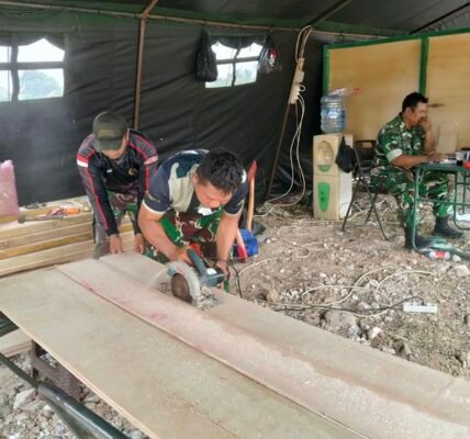Satgas TMMD Kodim 0510/Tigaraksa Laksanakan Pemotongan Triplek untuk Proyek Pembangunan