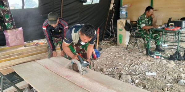 Satgas TMMD Kodim 0510/Tigaraksa Laksanakan Pemotongan Triplek untuk Proyek Pembangunan