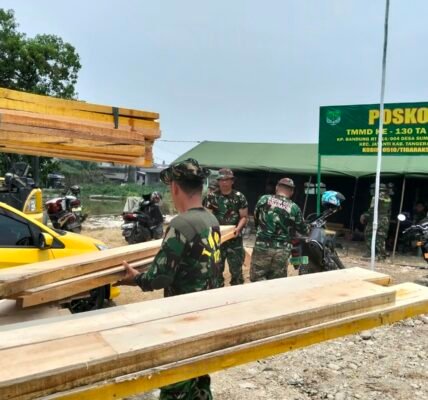 Pengangkutan Material oleh TNI Dukung Proyek Infrastruktur Desa Sumur Bandung