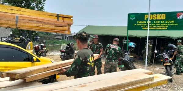 Pengangkutan Material oleh TNI Dukung Proyek Infrastruktur Desa Sumur Bandung