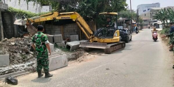 Upaya TNI Membangun Sistem Drainase untuk Kurangi Genangan Air di Desa