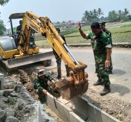 Pemanfaatan U-Ditch oleh Satgas TMMD ke-130 untuk Kualitas Hidup Desa Sumur Bandung