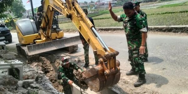 Pemanfaatan U-Ditch oleh Satgas TMMD ke-130 untuk Kualitas Hidup Desa Sumur Bandung