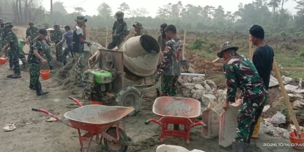 Kerja Sama TNI dan Masyarakat Tingkatkan Infrastruktur Jalan di Parumpanai