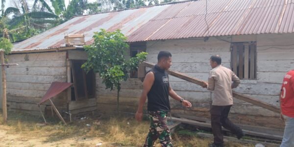 Renovasi Rumah Layak Huni di Desa Soe, TNI dan Warga Bersinergi
