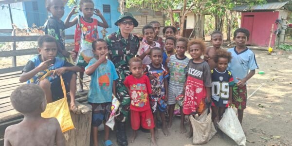 Kedekatan TNI dan Anak Yamboi: Dandim 1808/Mansel Perkuat Hubungan Melalui Interaksi