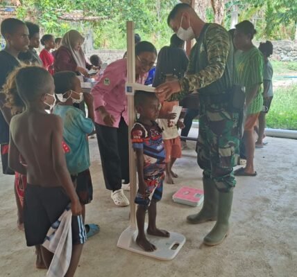 Satgas TMMD 1808/Mansel Dukung Kesehatan Anak Melalui Pemantauan Pertumbuhan di Yamboi Satgas TMMD 1808/Mansel Dukung Kesehatan Anak Melalui Pemantauan Pertumbuhan di Yamboi