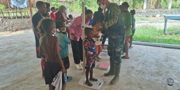 Satgas TMMD 1808/Mansel Dukung Kesehatan Anak Melalui Pemantauan Pertumbuhan di Yamboi