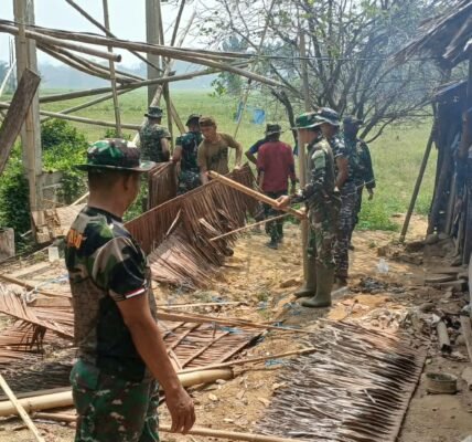 Satgas TMMD ke-130 Terapkan Gotong Royong untuk Renovasi Rumah di Leboni