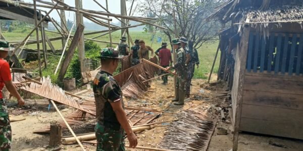 Satgas TMMD ke-130 Terapkan Gotong Royong untuk Renovasi Rumah di Leboni