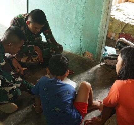 Makan Bersama hingga Ibadah Berjamaah, Kehangatan Satgas TMMD ke-130 dan Warga Kandang Limun Makan Bersama hingga Ibadah Berjamaah, Kehangatan Satgas TMMD ke-130 dan Warga Kandang Limun