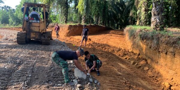 Gotong Royong TNI dan Warga, Jalan 2,9 Kilometer Jadi Sasaran Utama TMMD ke-130 Kodim 0407/Kota Bengkulu