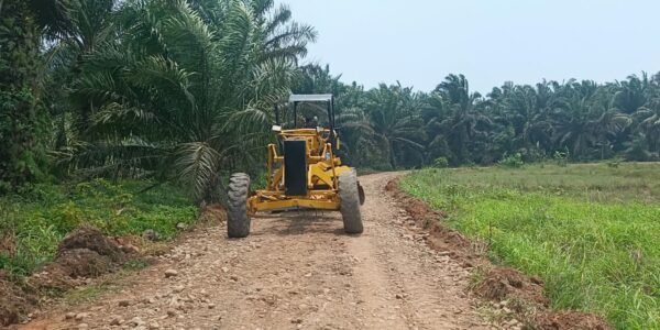 Impian Warga Mulai Terwujud, Masyarakat Kandang Limun Gotong Royong Bangun Jalan Bersama Satgas TMMD