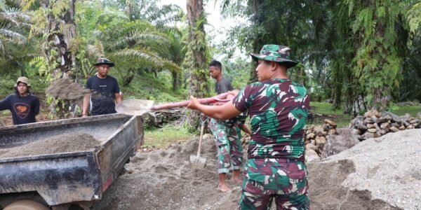 Gotong Royong Jadi Kekuatan, Warga Kandang Limun Bersama Satgas TMMD Percepat Pembangunan Jalan