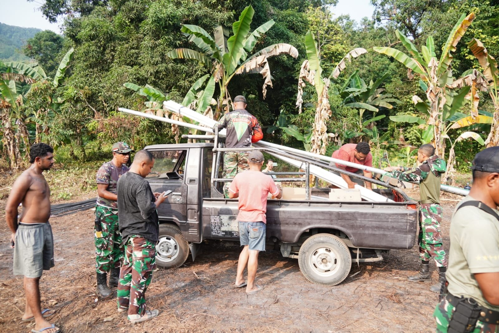 Satgas TNI TMMD Ke-130 Gelar Distribusi Material Pembangunan di Ambon Hari Pertama