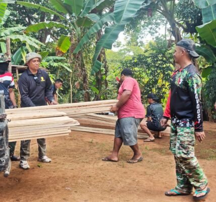 Prajurit dan Warga Bersatu Hadapi Rintangan dalam Pengiriman Material TMMD Ambon
