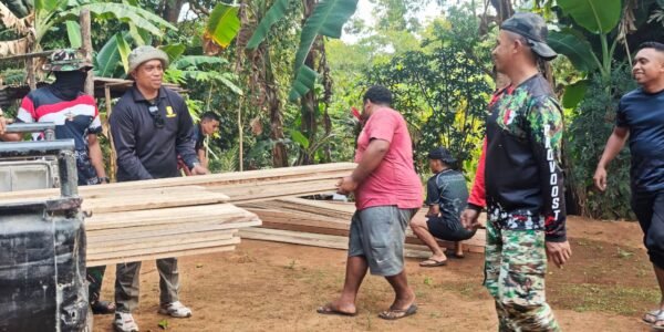 Prajurit dan Warga Bersatu Hadapi Rintangan dalam Pengiriman Material TMMD Ambon