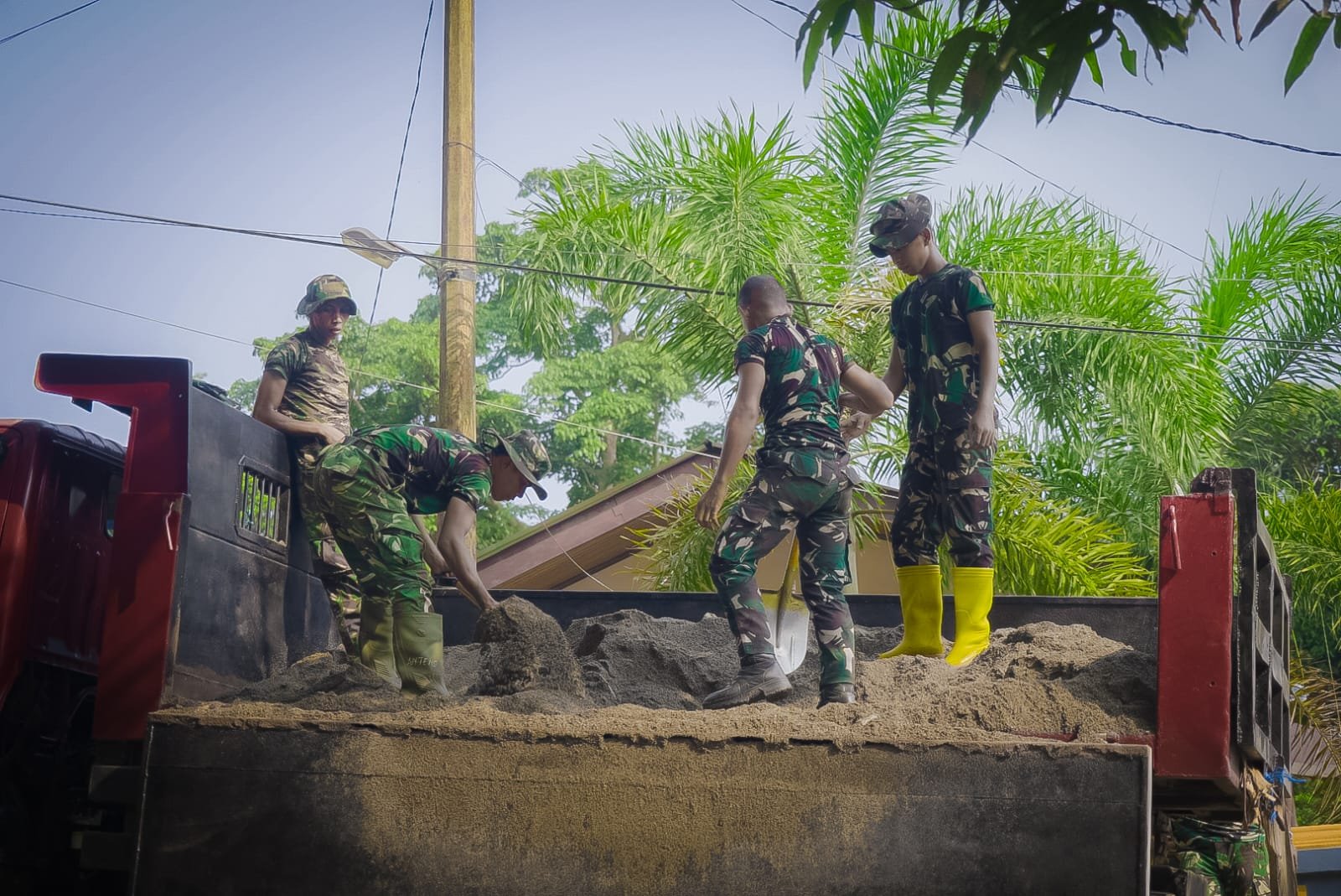 Satgas TMMD ke-130 Awali Proyek Pembangunan Rumah dengan Penandaan Pondasi