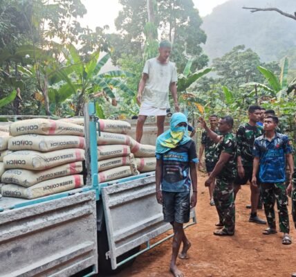 Bersama Masyarakat, Satgas TMMD Hadapi Medan Berat Demi Pembangunan Dusun Seri