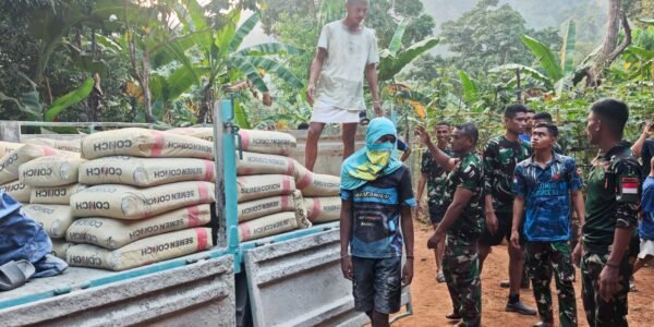 Bersama Masyarakat, Satgas TMMD Hadapi Medan Berat Demi Pembangunan Dusun Seri