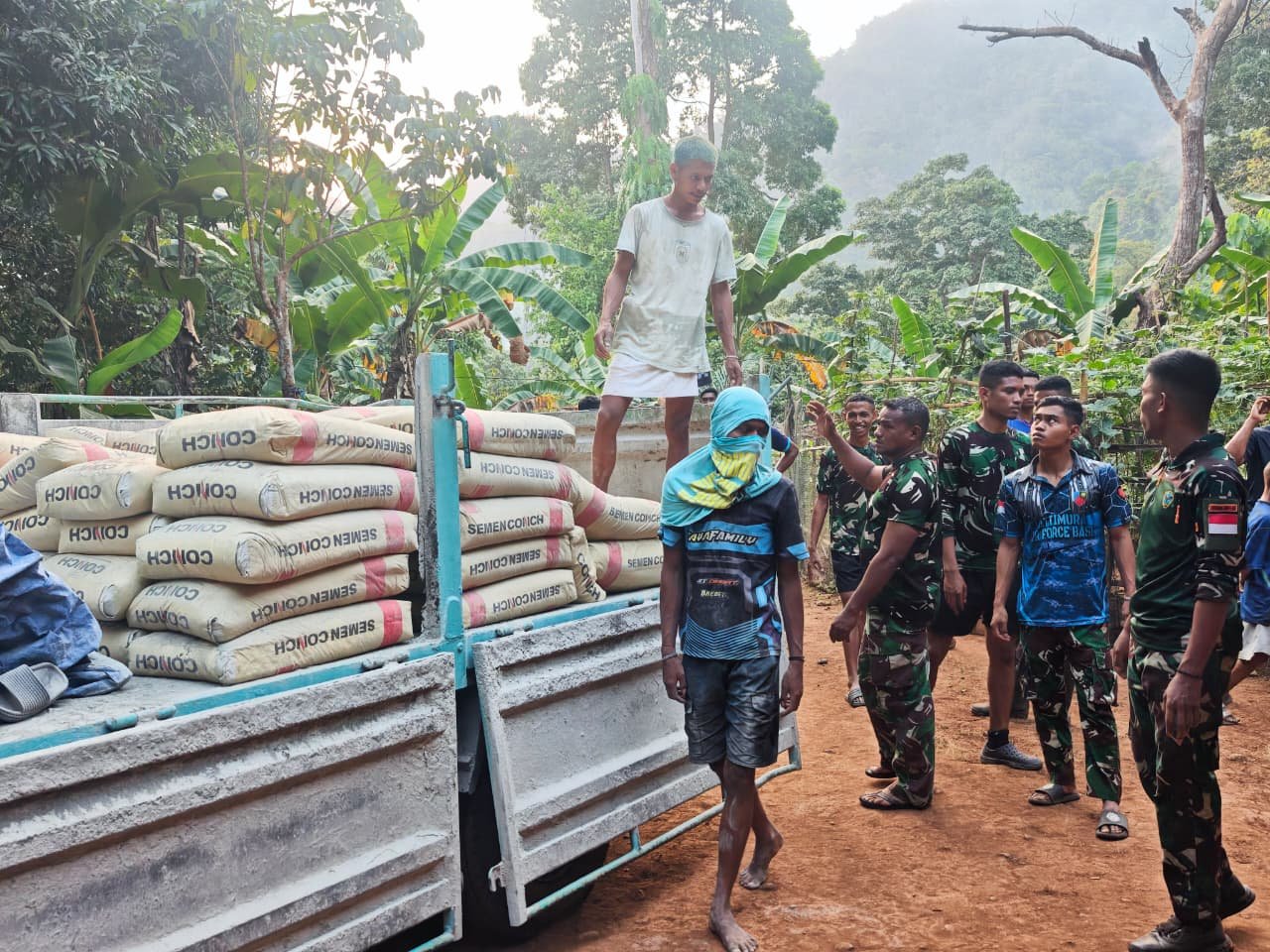 Bersama Masyarakat, Satgas TMMD Hadapi Medan Berat Demi Pembangunan Dusun Seri