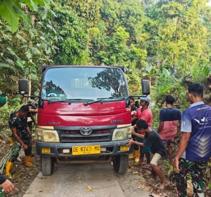 Gotong Royong TNI dan Warga Hadapi Tantangan Medan untuk TMMD di Ambon