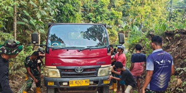 Gotong Royong TNI dan Warga Hadapi Tantangan Medan untuk TMMD di Ambon