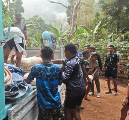 Keterlibatan Masyarakat Kunci Sukses Pengangkutan Material TMMD di Ambon Keterlibatan Masyarakat Kunci Sukses Pengangkutan Material TMMD di Ambon