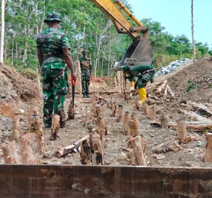 Pengerjaan Jembatan Beton Berlanjut dengan Pemasangan Trucuk Galam di Karang Rejo Pengerjaan Jembatan Beton Berlanjut dengan Pemasangan Trucuk Galam di Karang Rejo