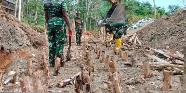 Pengerjaan Jembatan Beton Berlanjut dengan Pemasangan Trucuk Galam di Karang Rejo