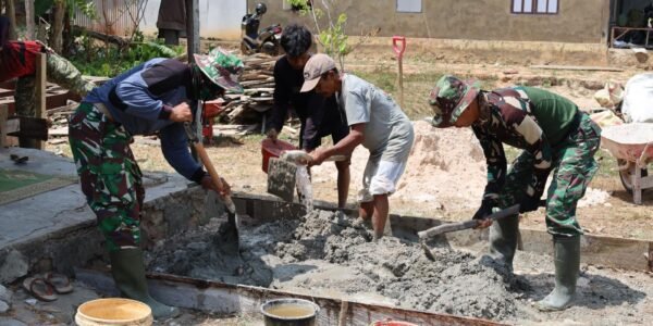 Semangat Gotong Royong Warga Dukung Proyek Rumah Pak Sajimin di Tanah Laut