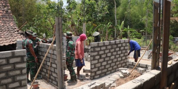 Progres TMMD ke-130: Dinding Rumah Bu Muji Siap Berdiri Satu Meter