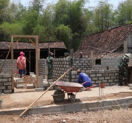 Sinergi Masyarakat dan Satgas Percepat Renovasi Rumah Bu Muji di Tulungagung