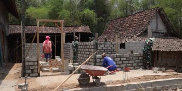 Sinergi Masyarakat dan Satgas Percepat Renovasi Rumah Bu Muji di Tulungagung